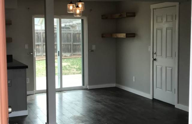 2 Bedroom 1 1/2 Bath Single Family Home in Aurora Gallery 3