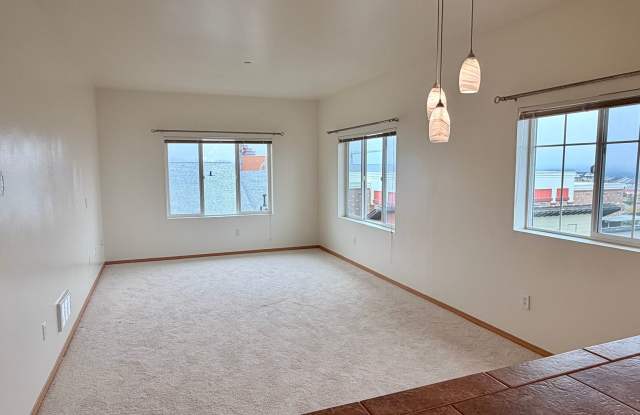 Top-Floor Corner 3BR 2BA with Sunset Views & 2 Parking Spaces Gallery 4