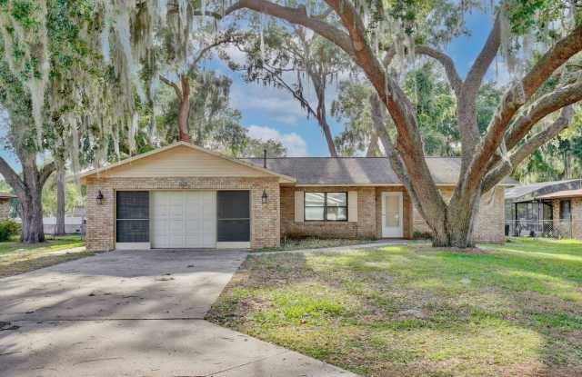 Gorgeous 3/2 Home with a 2 Car Garage Located in Well Maintained Cul-de-sac - Leesburg - 613 Yorktown Drive, Leesburg, FL 34748