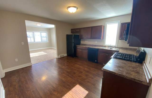 4 Bedroom Home just 3 minutes from downtown! photos photos