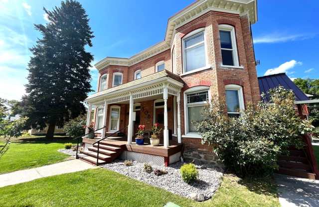 Light Filled Top Floor 1 Bedroom in Unbeatable Hip Strip Location! photos photos