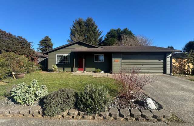 Great YARD! Charming 3 Bedroom / 2 Bath Home with a garage and McKinleyville photos photos
