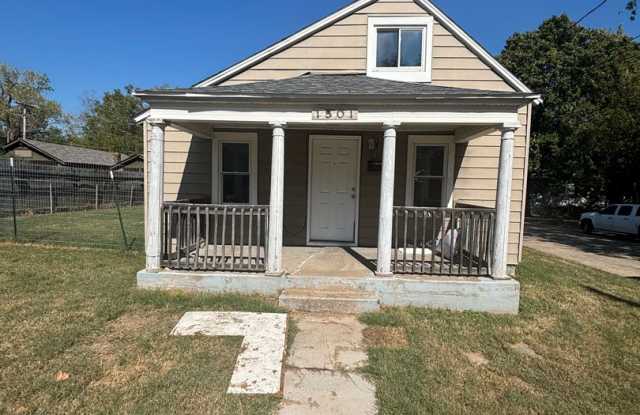 Charming 3-Bedroom Home with Fenced Backyard & Detached Garage! Gallery 1