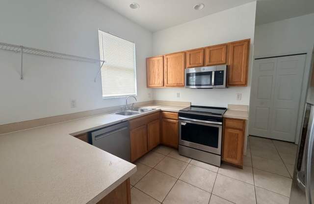 Beautifully Refreshed 4-Bedroom Home with Screened-In Lanai! Gallery 4