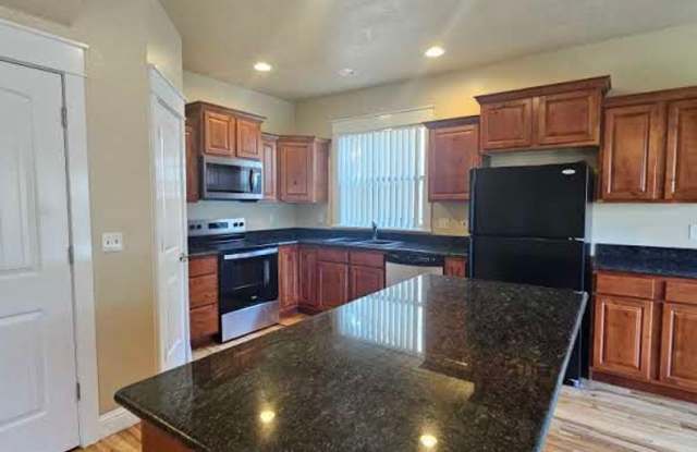 Meridian 5 Bedroom Home - $500 OFF MOVE IN SPECIAL MOVE IN BY 11/1! photos photos