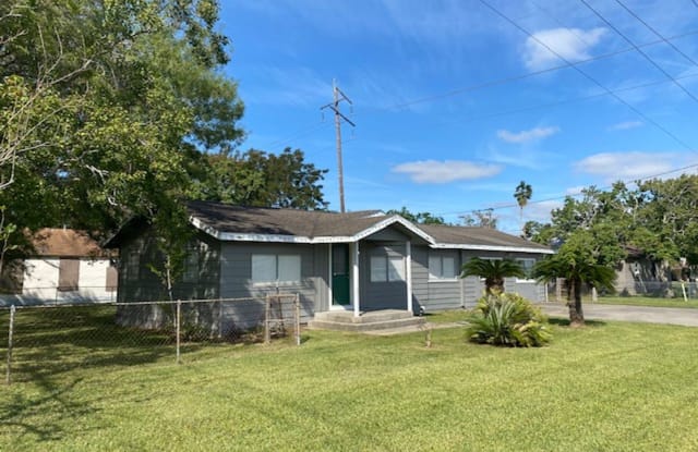 1302 N AVE R - 1302 North Avenue R, Freeport, TX 77541