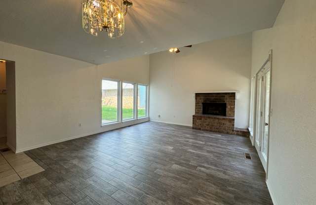 1825 Sq Ft- 3 Bed/2Bath Duplex- All Appliances Included Gallery 1