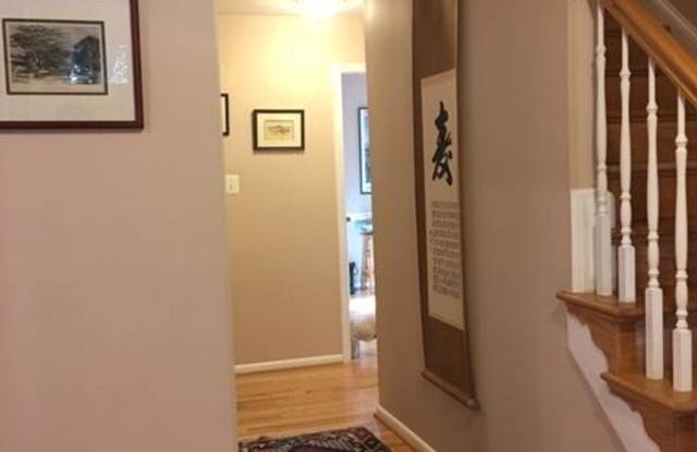 112 SARATOGA WAYE NE Gallery 2