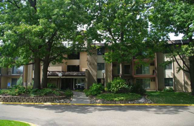 2 BR, 2 BA Condo in the Heart of Roseville! - 1690 Minnesota 36, Roseville, MN 55113