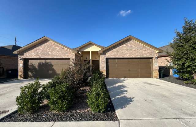 Luxury 3/2 Duplex in Seguin, Texas - 1110 Burek Cross, Seguin, TX 78155