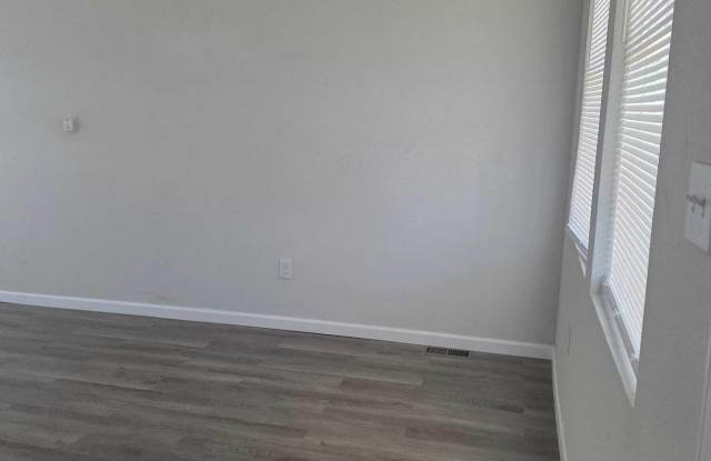 5228 Elmer Street Gallery 3