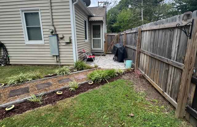 Knoxville 37917 - Available Now! Short-term/Long-term Lease & Furnished/Unfurnished Options Available -2 bedroom, 1 bath - call Lisa Vineyard 865-216-9334 Gallery 4