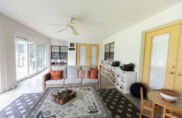 1915 SW 40TH Place Gallery 2