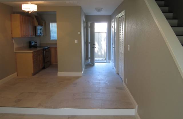 Beautiful 2X1.5  Townhome with a Detached Garage Gallery 3