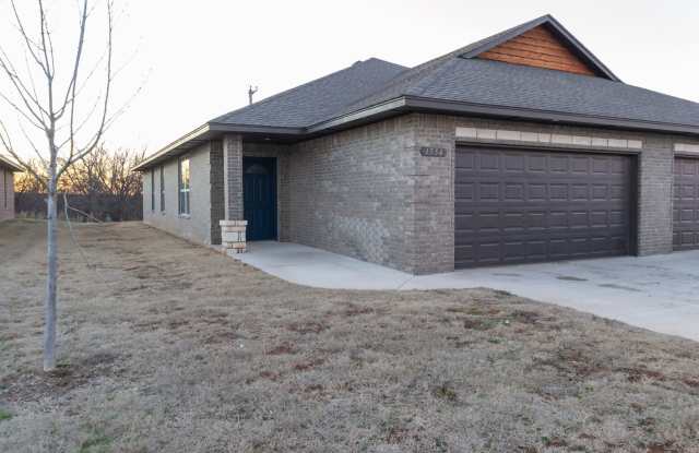 3-Bed, 2-Bath Duplex with Waterway Views - Prime Location off I-40 in El Reno! photos photos
