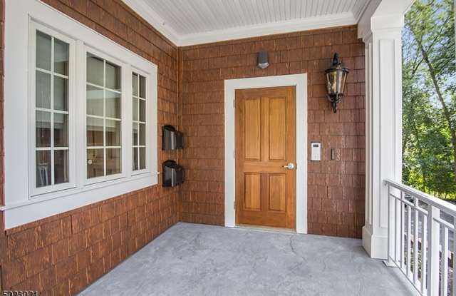 32 MT KEMBLE AVE Gallery 2