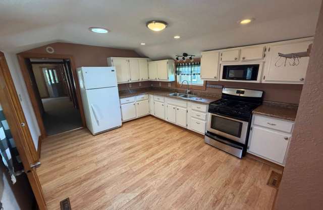 $1,700| 2BD 1.5BA| 911 2nd Ave | Available Now! photos photos