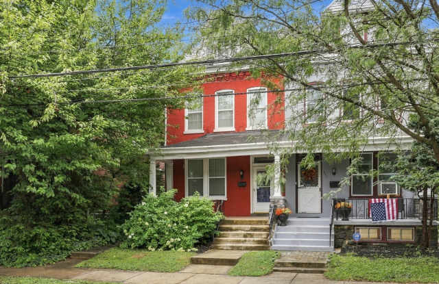 Beautiful 5 Bed 1.5 Bath Home Available Now! Gallery 1