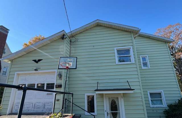 Charming 2-Bedroom Single-Family Home with Garage and Off-Street Parking Gallery 4