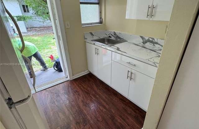 844 NW 18th Ave photos photos