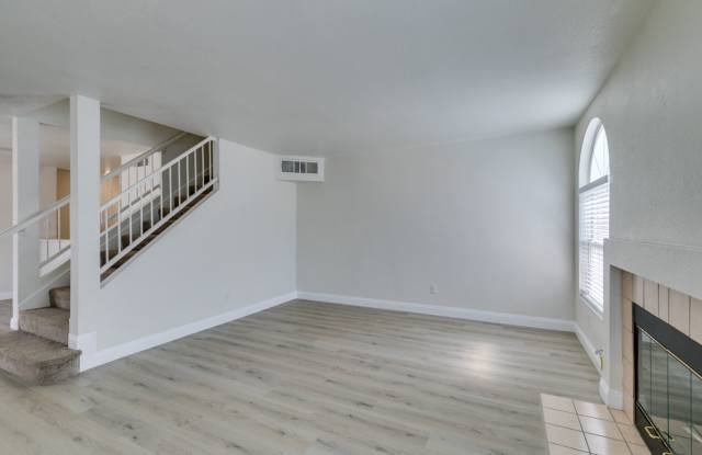3 Bedroom Townhouse with attached garage in Gated Community Gallery 4