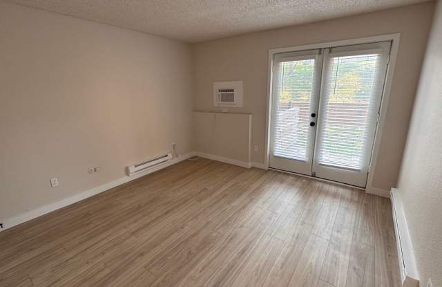 1 bed  1 bath Great location off 2nd and Sable near 6th and I-225 and Aurora Mall Gallery 3