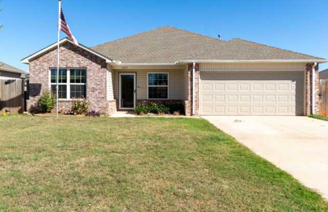 Beautiful 4 Bed 2 Bath in the Heart of Noble! photos photos