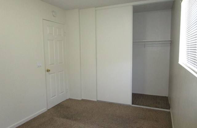 MOVE IN SPECIAL !!! Parkway Gardens Condos Gallery 4