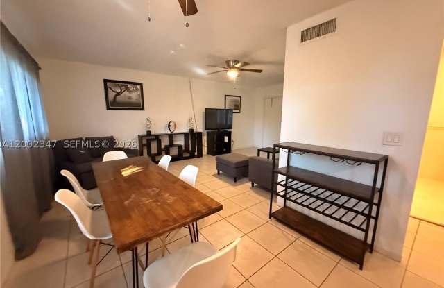 1104 N 17th Ct Gallery 4