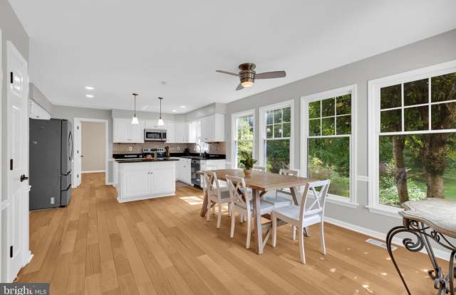 7707 LAKE GLEN Drive Gallery 2