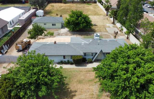 7421 N Maple Avenue photos photos