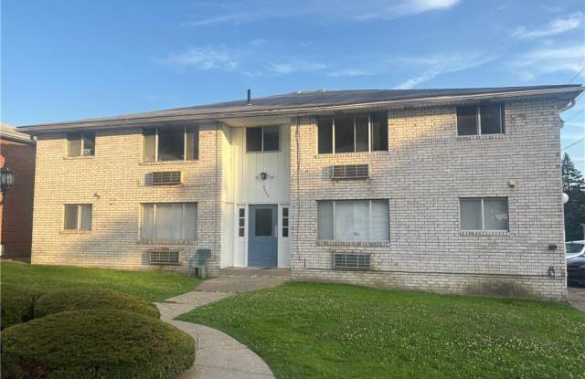 2000 Woodlawn Avenue NW unit: 7 photos photos