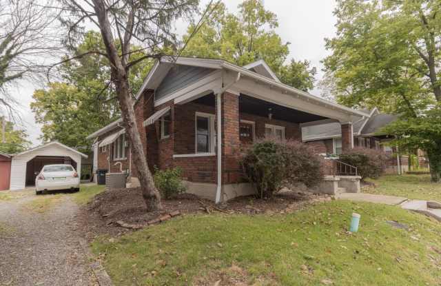 2 Bedroom House Just Steps From Downtown & Campus Gallery 3
