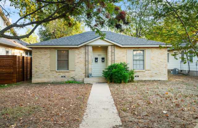 Rosedale Charmer - Wood Floors - 1 BD / 1BA - W/D - Patio - Covered Parking - $1500 - 1911 West 38th Street, Austin, TX 78731