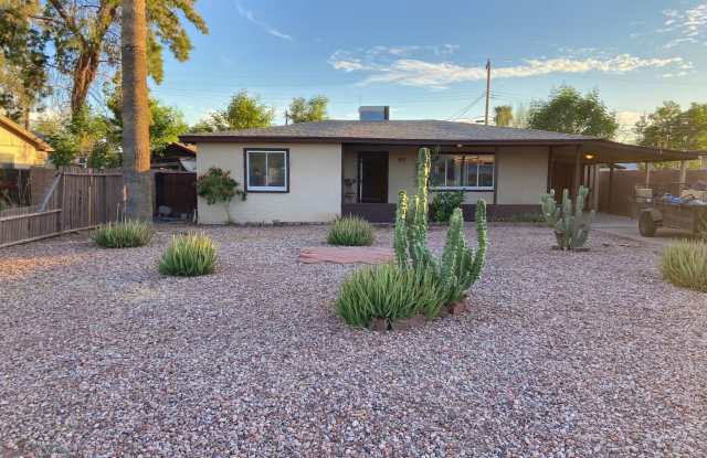 OPEN HOUSE - INQUIRE - LARGE 5BR 3BA HOUSE - EXCELLENT VALUE!! - TEMPE HOME WITH GUEST HOUSE!!- REMODELED -- PLUS A SEPARATE GUEST HOUSE -- LARGE OPEN FLOOR PLAN, TILE THROUGHOUT EX COND - 953 East Tempe Drive, Tempe, AZ 85281