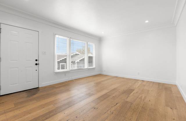 Spacious 2 Bed / 1 Bath With Private Yard! Gallery 4