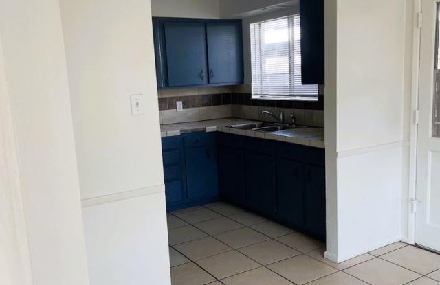Spacious...Melrose District 2 bed with Private yard! Move in Specials.... Gallery 4
