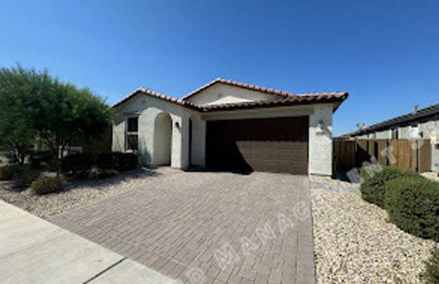 ***MOVE IN SPECIAL***Available for Immediate Move-In! Spacious 3-Bedroom + Den with Extra-Large Closet – Goodyear Gem! Gallery 4