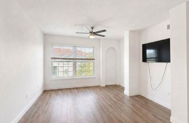 3-bedroom + den, 2-bath condo at The Tides at Pelican Landing Gallery 4