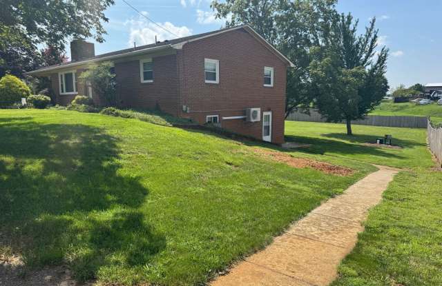 Charming, Clean, and Quiet 2 Bedroom Apartment - 1175 Hamlet Drive, Rockingham County, VA 22802