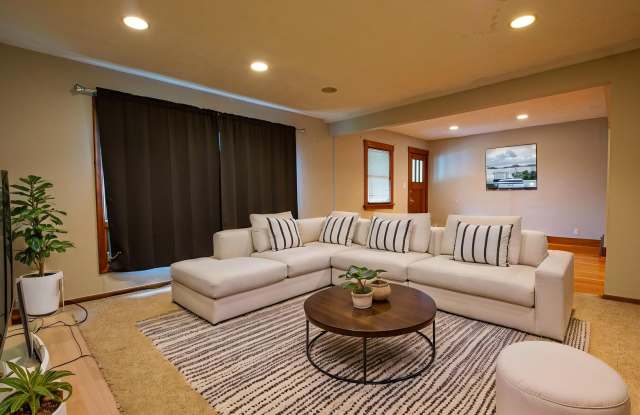 Ranch Style 3 Bedroom / 2 Bath Home near Askarben! Gallery 1