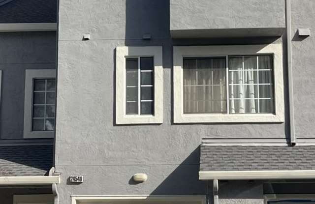 Spacious tri-level townhome in the heart of Hayward photos photos