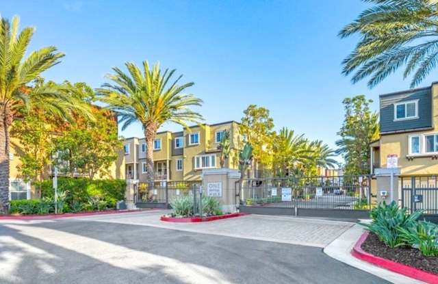 Spectacular Gated 3 Bed + Den, 2.5 Bath Townhouse in Newport Beach. photos photos