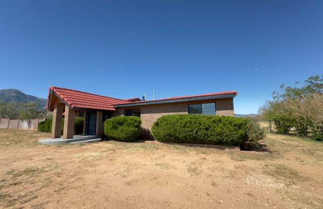 Beautiful 3 bedroom House with Mountain Views Gallery 2