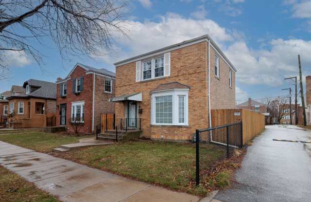 Charming 2 bdr, 2 bthr single family home in Belmont Cragin. photos photos