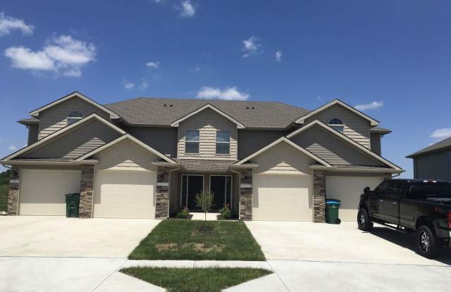 10806 Westover Rd - 10806 Westover Rd, Peculiar, MO 64078