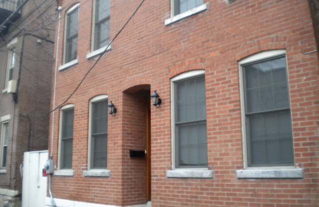 5 Bedroom House in the Southside Flats!  Central Air. Washer and Dryer on Main Floor. Private Patio. photos photos