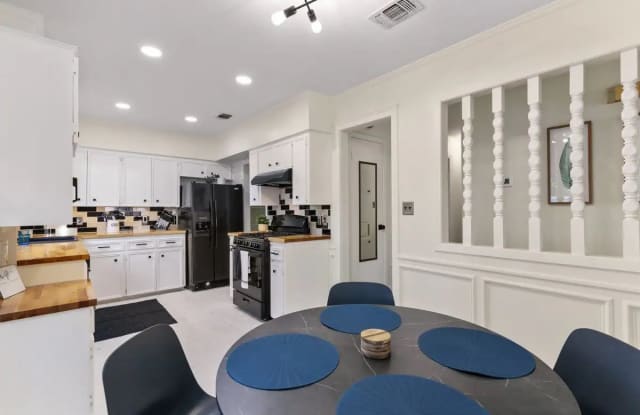 7009 Whispering Oaks Drive Gallery 3