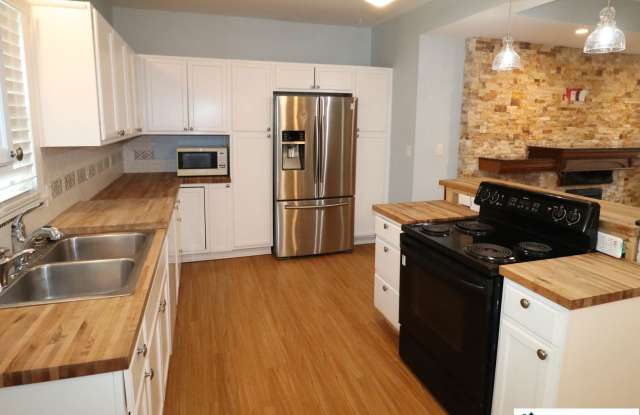 Adorable 2 (+1) Bed House - Half off 1st months rent! Gallery 4