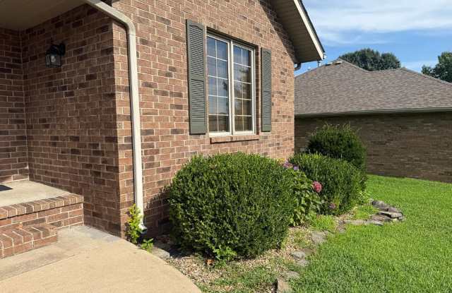 BEAUTIFUL FULLY FENCED HOME IN NIXA SCHOOL DISTRICTS - 511 Pepper Hill Drive, Nixa, MO 65714